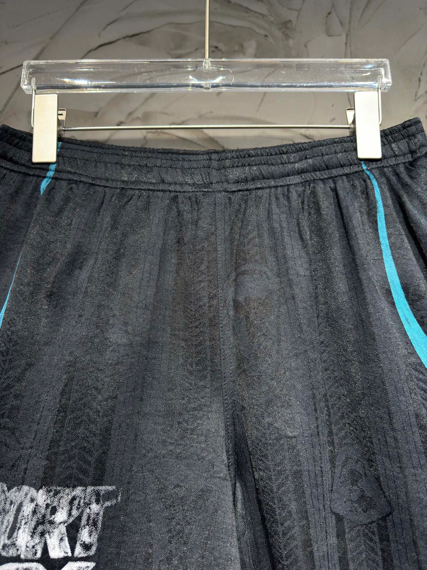 Acne studios blue and black combination ❤️❤️‍ limited edition jersey comes with blue and black contrasting sports pants ❗️❗️Full of the Millennium Retro atmosphere 😍 Clean white base with Blue side strips Retro The distressed letter printed mesh Breathable fabric can be used in summer without getting sweaty. ☘️The loose A-line version hides the flesh and shows the length of the legs. It turns into a super cool street sports girl in seconds⛹️‍♀️🏆You can wear it casually for fitness, walking, and daily outings. You can get it for lazy people with one click😍😍 Size: S M L